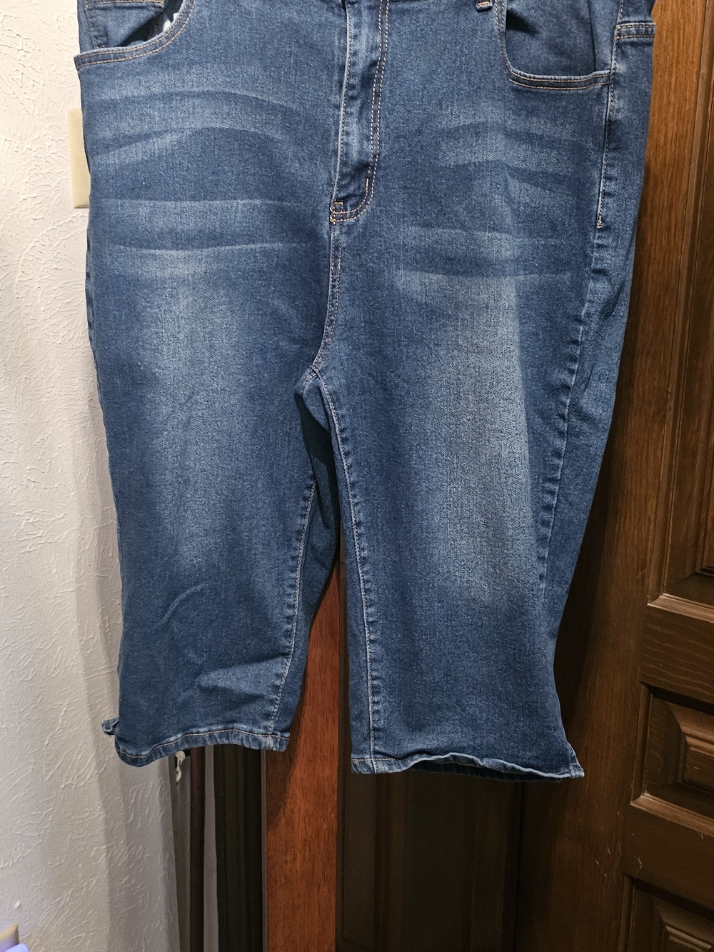 Women's Blue Denim Capri Jeans - Classic Stretch Fit